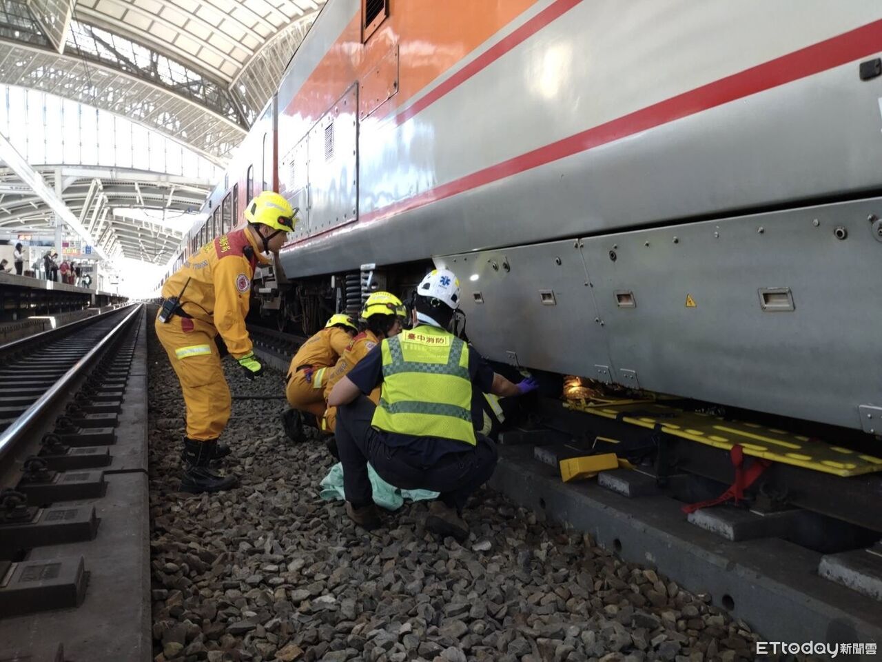 快訊／台中火車站婦落軌遭輾！受困車底空隙　頭部受傷意識模糊