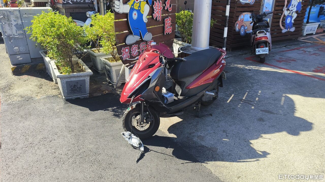 超扯片！婦加完油逆向竄出...害2人撞上　騎士大聲尖叫倒地不起