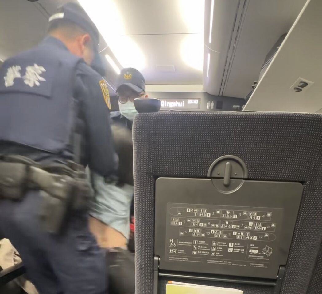 超魯小！買錯車票硬要坐被警拉下車　連喊17聲「救命」乘客傻眼