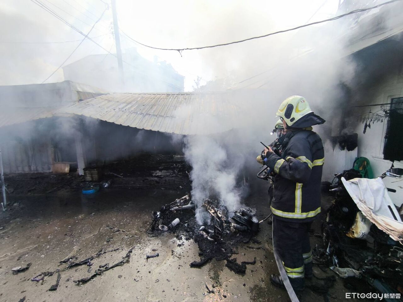高雄三合院火警!疑烹飪不慎釀禍 車燒剩廢鐵...父子倉皇逃生