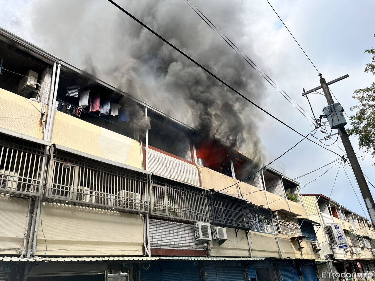 快訊/歸仁民宅突竄火連燒5屋!恐怖黑煙衝天 現場畫面曝