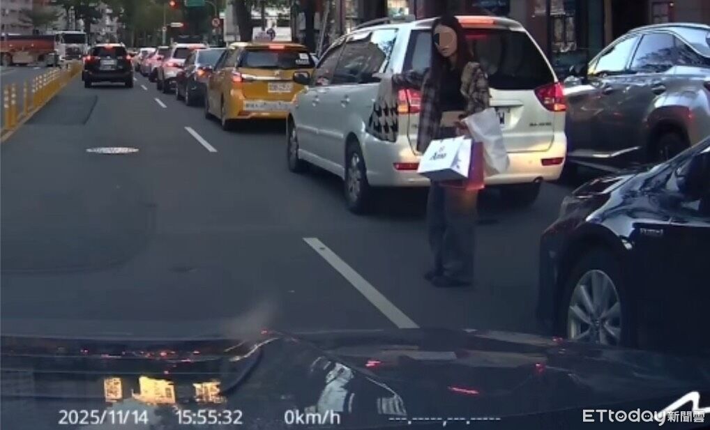 台中白目女抱戰利品鑽車縫險被撞!還攤手質疑 隔壁駕駛開窗幹譙