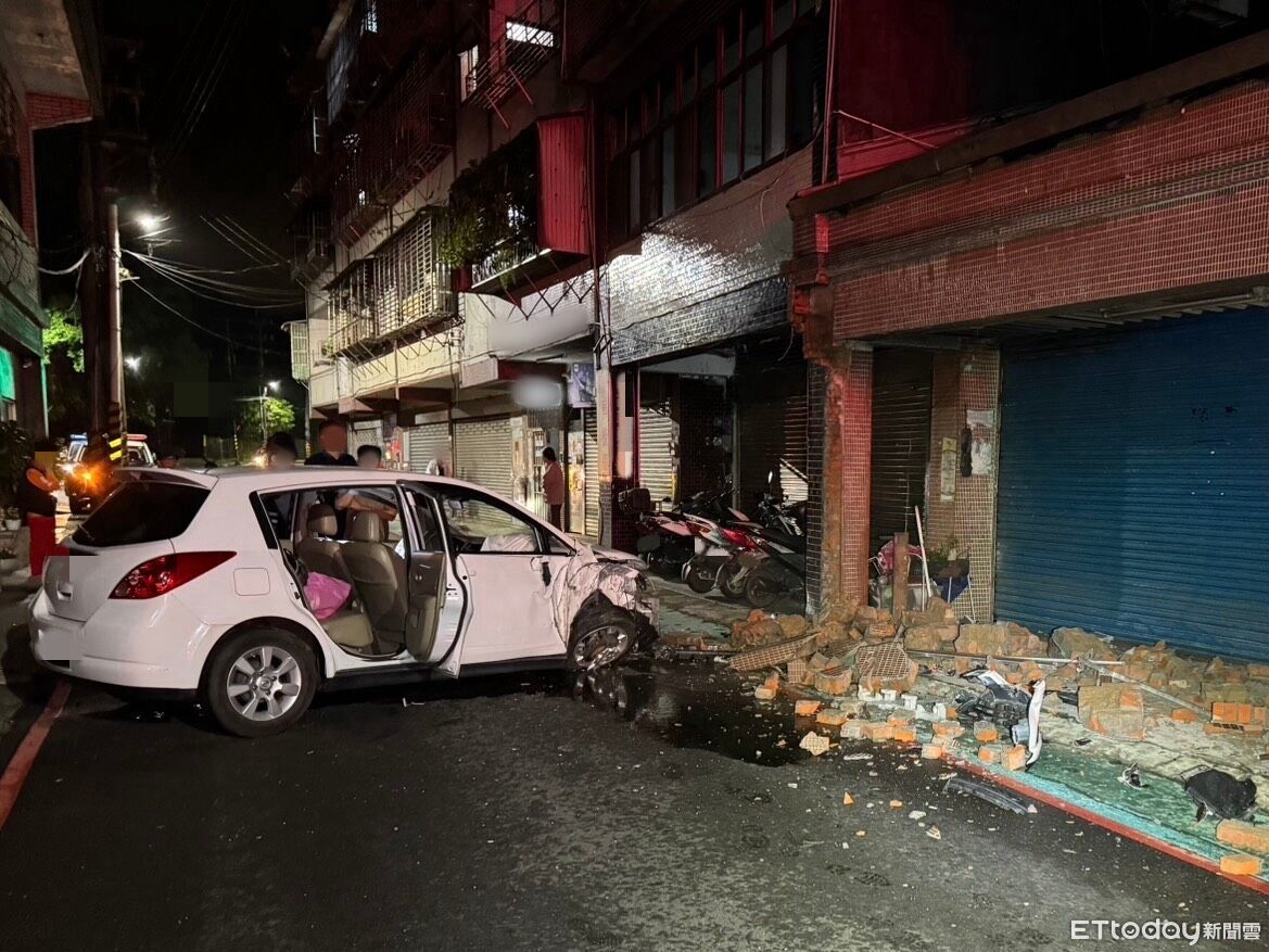 轎車撞進民宅車頭爛毀！29歲醉駕駛受傷　磚塊碎滿地畫面曝