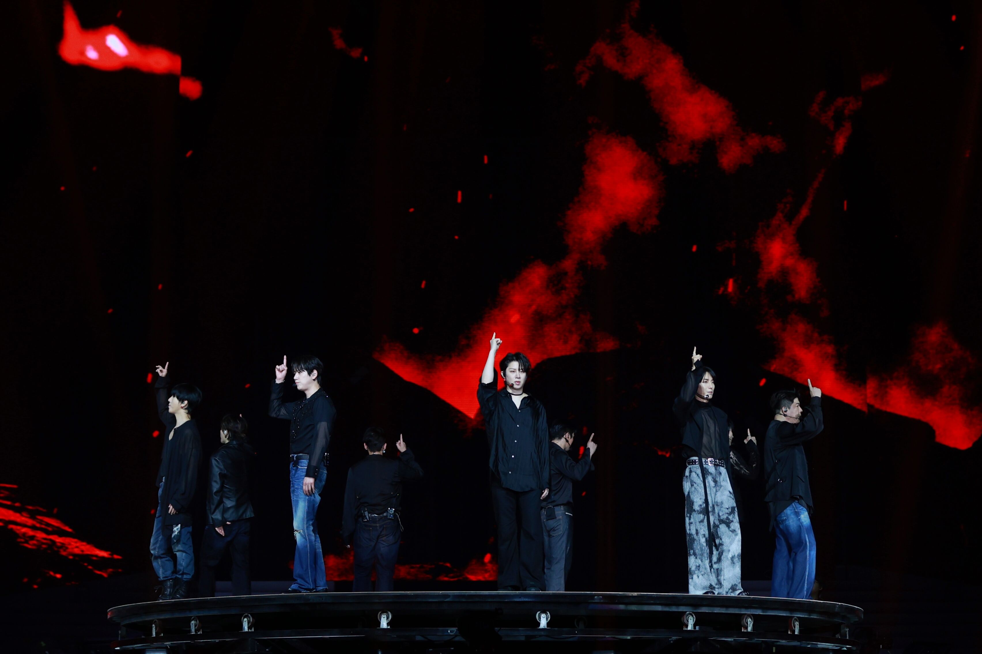 ▲▼ 直擊／SJ唱第二天更瘋了！利特被交代「冷靜一下」　東海下跪行大禮。（圖／讀者提供）