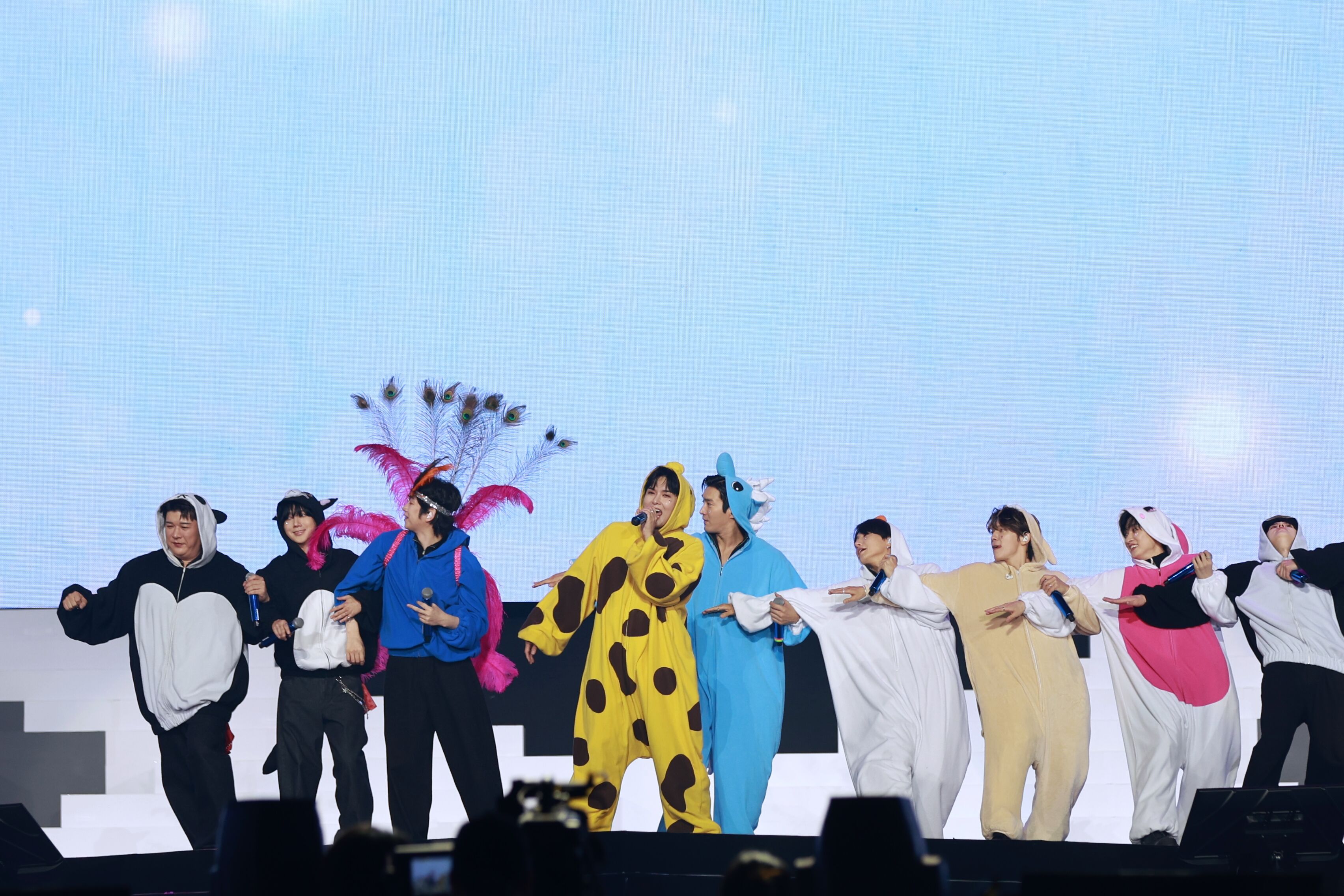 ▲▼▲SJ現場只要一播出VCR，觀眾席就會有大量人潮衝廁所，歌迷可愛地自己笑場。（圖／讀者提供）