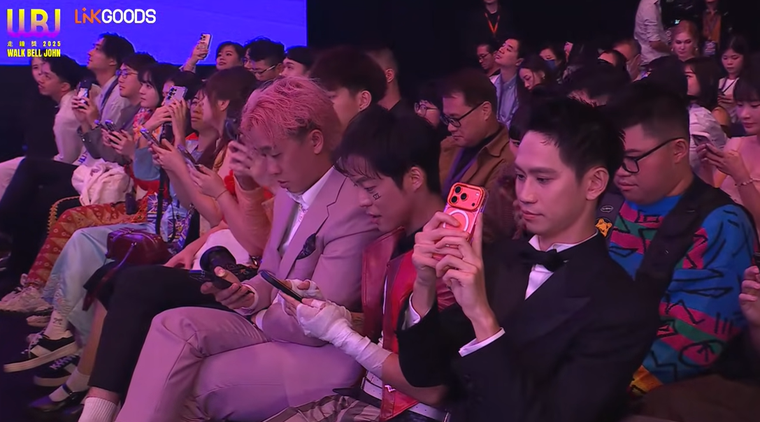 ▼Andy手拿iPhone17。（圖／翻攝自YouTube／走鐘獎頒獎典禮 Walk Bell John Awards）