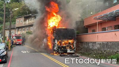 快訊／九份驚傳遊覽車火燒車！車尾冒火瞬間延燒　恐怖畫面曝光