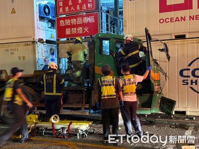 基隆港聯結車自撞貨櫃「車頭變形」　駕駛卡車內近1小時脫困送醫