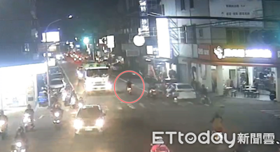 台南婦穿越馬路倒垃圾 遭電動車撞上「騎士噴飛」雙雙送醫