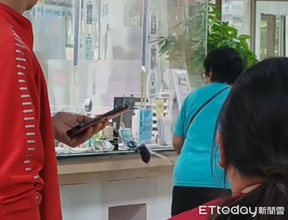 ▲▼不但飆罵院方人員還兩度拉扯醫院電設備，經院方及熱心民眾將李婦隔離後交由警方逮捕。（圖／記者楊熾興翻攝）