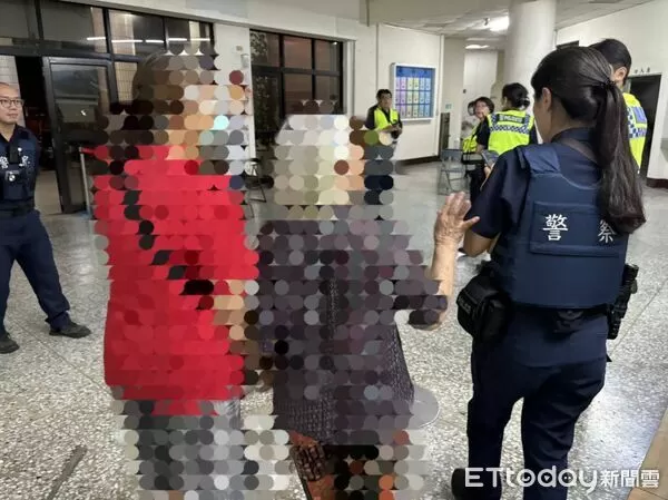 ▲東港警方連絡張姓婦人帶返家。（圖／記者陳崑福翻攝）