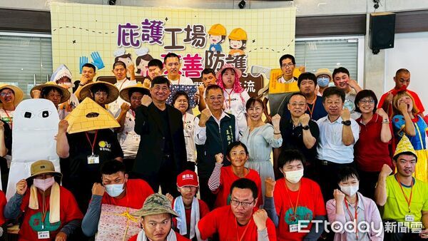 ▲台南市勞工局攜手長榮大學舉辦「庇護工場友善防護幸福就業研討暨觀摩交流活動」，庇護員工專心聆聽職場安全課程。（記者林東良翻攝，下同）