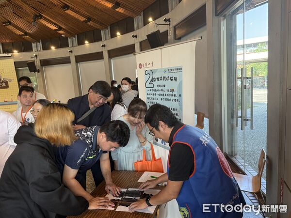 ▲台南市勞工局攜手長榮大學舉辦「庇護工場友善防護幸福就業研討暨觀摩交流活動」，庇護員工專心聆聽職場安全課程。（記者林東良翻攝，下同）