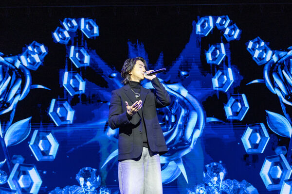 ▲▼直擊/台下20年粉絲「請幫我簽名 山下智久寵粉:幫妳注入野豬力量!。(圖/HIGH HOPE提供)