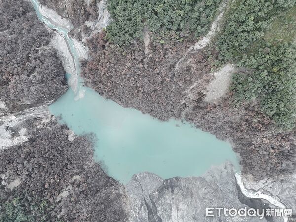 ▲▼馬太鞍溪堰塞湖水位持續下降，較11月10日的蓄水量減少131萬立方公尺。（圖／花蓮分署提供，下同）