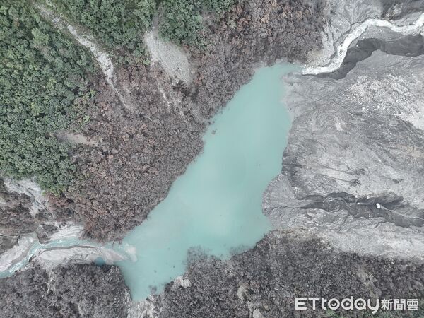 ▲▼馬太鞍溪堰塞湖水位持續下降，較11月10日的蓄水量減少131萬立方公尺。（圖／花蓮分署提供，下同）