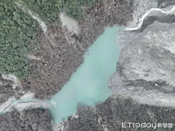 ▲▼馬太鞍溪堰塞湖水位持續下降，較11月10日的蓄水量減少131萬立方公尺。（圖／花蓮分署提供，下同）