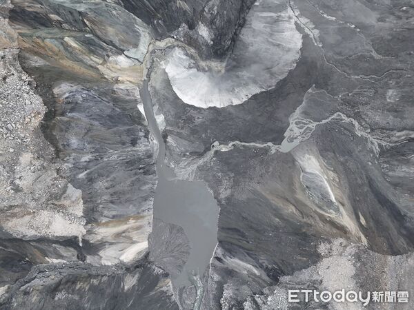 ▲▼馬太鞍溪堰塞湖水位持續下降，較11月10日的蓄水量減少131萬立方公尺。（圖／花蓮分署提供，下同）