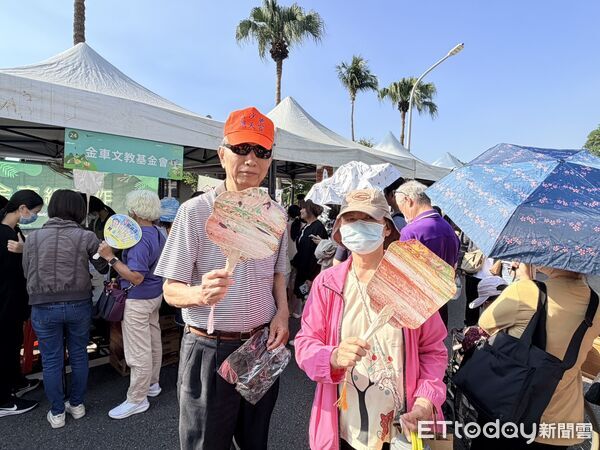 ▲水交社文化園區化身露營風市集，親子共同響應歲末公益活動。（記者林云翻攝）