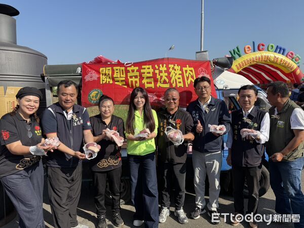 ▲▼  嘉義大林聖賢宮寒冬送暖送新鮮溫體豬肉   。（圖／記者翁伊森攝）