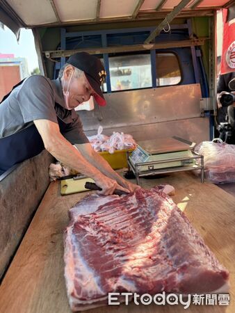 ▲▼  嘉義大林聖賢宮寒冬送暖送新鮮溫體豬肉   。（圖／記者翁伊森攝）