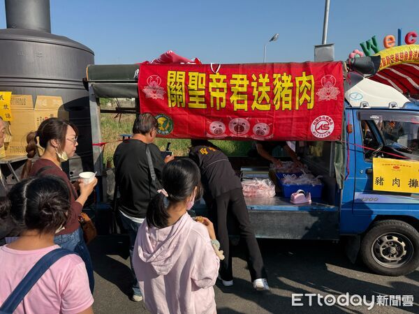 ▲▼  嘉義大林聖賢宮寒冬送暖送新鮮溫體豬肉   。（圖／記者翁伊森攝）
