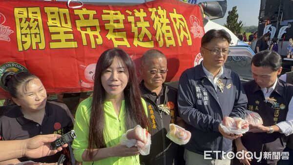 ▲▼  嘉義大林聖賢宮寒冬送暖送新鮮溫體豬肉   。（圖／記者翁伊森攝）