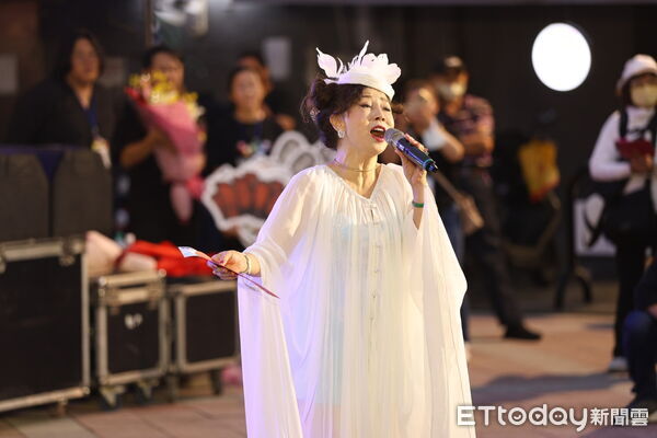 ▲曹雨婷出席萬華時光紅包場演唱會。（圖／記者林敬旻攝）