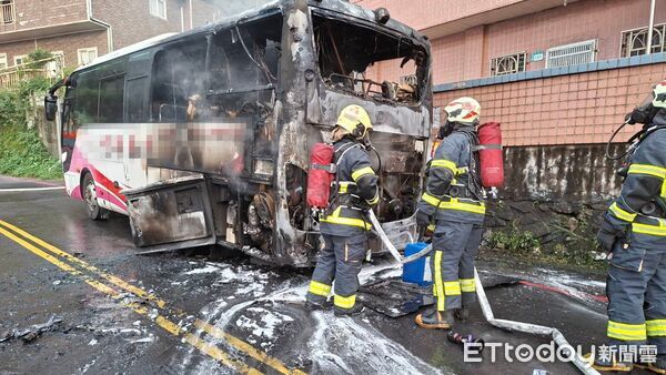 ▲瑞芳遊覽車車尾冒火瞬間延燒。（圖／記者郭世賢翻攝）