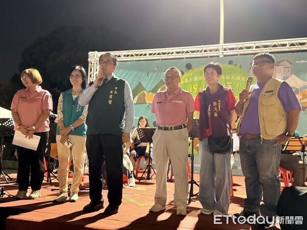 ▲水交社文化園區化身露營風市集，親子共同響應歲末公益活動。（記者林云翻攝）