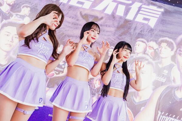 ▲攻城獅「慕獅女孩」韓援女神鄭熙靜、李藝斌合體應援狂吸粉周邊熱銷。（圖／攻城獅提供）