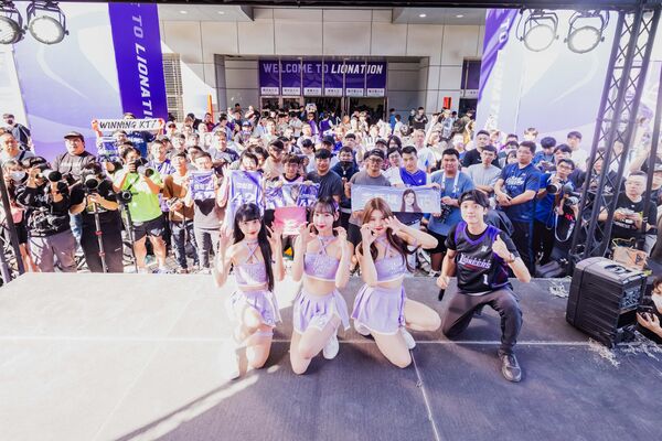 ▲攻城獅「慕獅女孩」韓援女神鄭熙靜、李藝斌合體應援狂吸粉周邊熱銷。（圖／攻城獅提供）