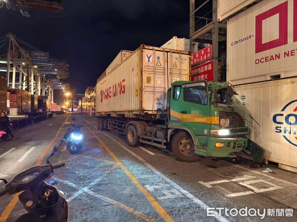 ▲基隆港聯結車自撞貨櫃「車頭變形」。（圖／記者郭世賢翻攝）