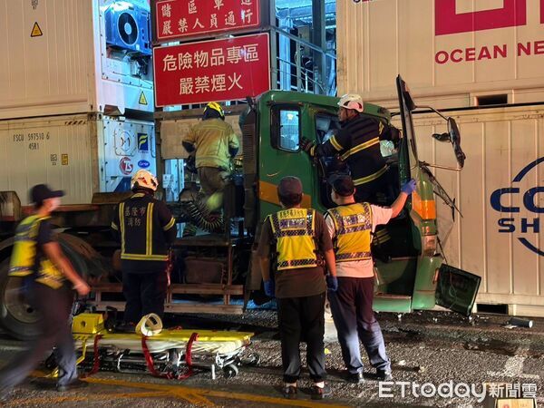 ▲基隆港聯結車自撞貨櫃「車頭變形」。（圖／記者郭世賢翻攝）