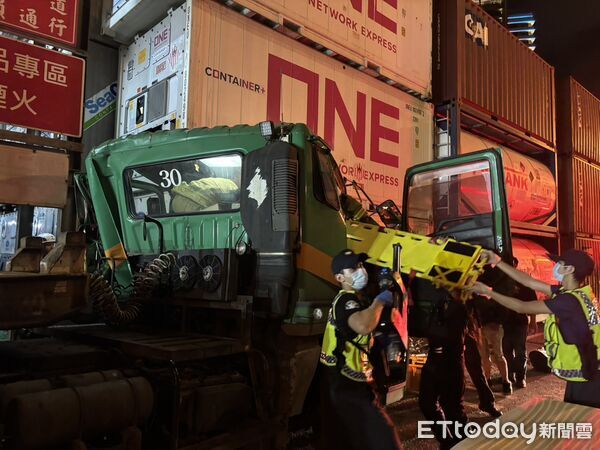 ▲基隆港聯結車自撞貨櫃「車頭變形」。（圖／記者郭世賢翻攝）