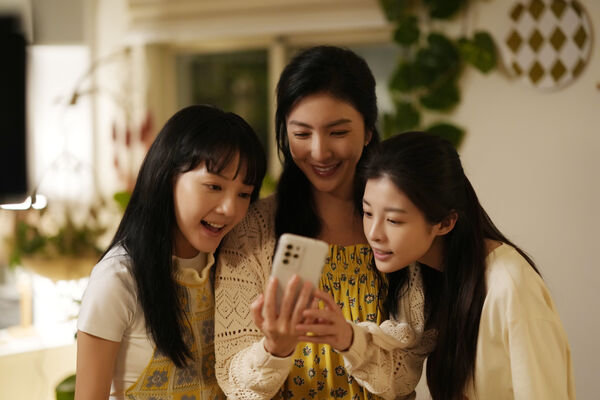 ▲《看看你有多愛我》「網紅媽媽」楊謹華精心操盤的「女兒綁架案」竟弄假成真，林思廷（中）、詹子萱接連遭綁架。（圖／晴天影像提供）