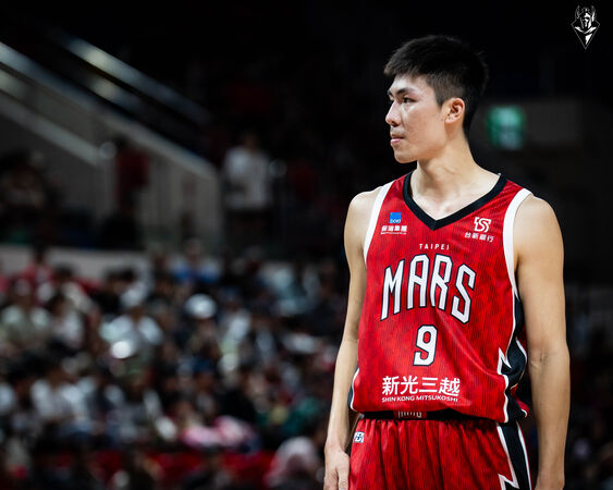 ▲張兆辰砍下生涯新高14分、戰神今日主場開幕戰，湧入滿場5500位球迷、來自日本北海道的母女檔，吉田清美(左)與吉田美月(右)特別為前鋒威力斯跨海而來。（圖／戰神提供）