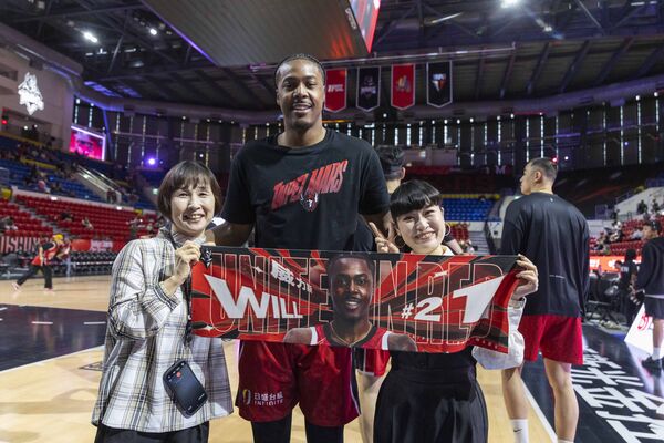 ▲張兆辰砍下生涯新高14分、戰神今日主場開幕戰，湧入滿場5500位球迷、來自日本北海道的母女檔，吉田清美(左)與吉田美月(右)特別為前鋒威力斯跨海而來。（圖／戰神提供）