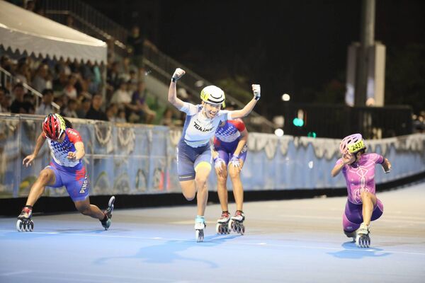▲30歲老將趙祖政（右1）今為25年選手生涯畫下終點、台南地主選手年僅19歲黃立昀(前)在5000公尺計分賽爆冷摘金、杭州亞雙金女將施沛妤(中)在500＋D社會大專女子組壓線摘金。（圖／中華民國滑輪溜冰協會提供）