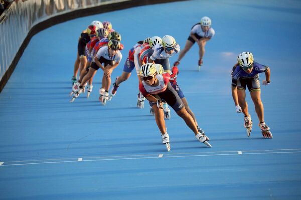 ▲30歲老將趙祖政（右1）今為25年選手生涯畫下終點、台南地主選手年僅19歲黃立昀(前)在5000公尺計分賽爆冷摘金、杭州亞雙金女將施沛妤(中)在500＋D社會大專女子組壓線摘金。（圖／中華民國滑輪溜冰協會提供）