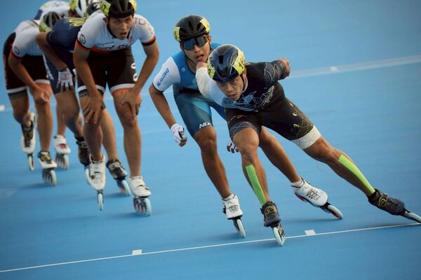 ▲30歲老將趙祖政（右1）今為25年選手生涯畫下終點、台南地主選手年僅19歲黃立昀(前)在5000公尺計分賽爆冷摘金、杭州亞雙金女將施沛妤(中)在500＋D社會大專女子組壓線摘金。（圖／中華民國滑輪溜冰協會提供）