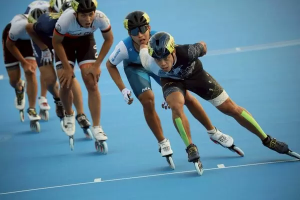 ▲30歲老將趙祖政（右1）今為25年選手生涯畫下終點、台南地主選手年僅19歲黃立昀(前)在5000公尺計分賽爆冷摘金、杭州亞雙金女將施沛妤(中)在500＋D社會大專女子組壓線摘金。（圖／中華民國滑輪溜冰協會提供）