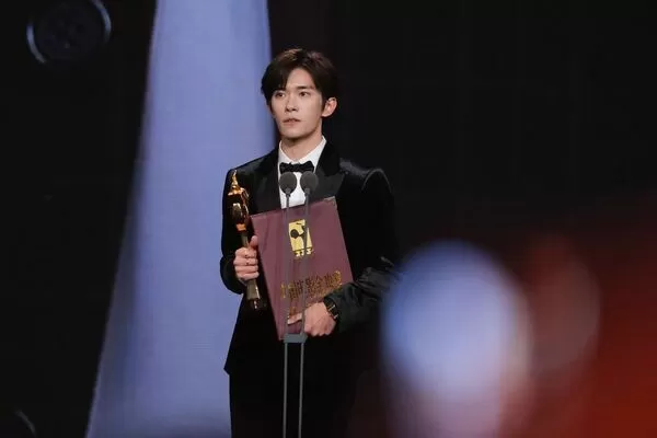 ▲易烊千璽獲得「金雞百花獎」影帝。（圖／視覺中國）