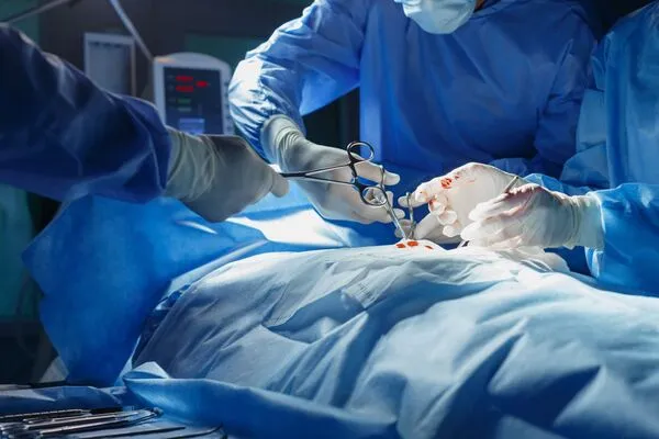 黛博拉透露她早產時情況危急，一度靈魂出竅旁觀醫生在手術檯搶救她。（示意圖，photoAC）