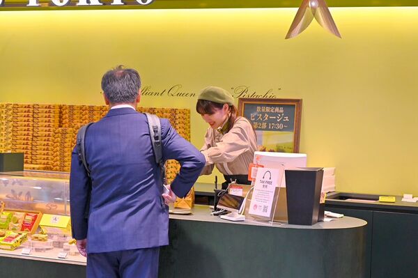 ▲▼東京車站每日限量販售開心果奶油夾心餅。（圖／部落客橘子狗提供）