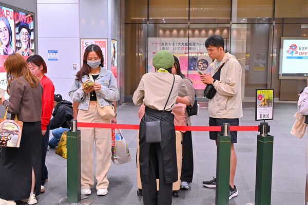 ▲▼東京車站每日限量販售開心果奶油夾心餅。（圖／部落客橘子狗提供）