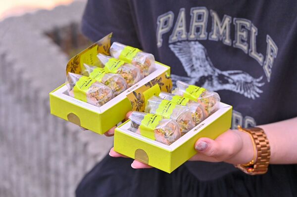 ▲▼東京車站每日限量販售開心果奶油夾心餅。（圖／部落客橘子狗提供）