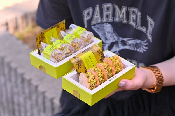 ▲▼東京車站每日限量販售開心果奶油夾心餅。（圖／部落客橘子狗提供）