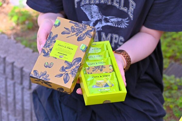 ▲▼東京車站每日限量販售開心果奶油夾心餅。（圖／部落客橘子狗提供）