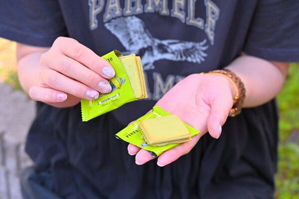 ▲▼東京車站每日限量販售開心果奶油夾心餅。（圖／部落客橘子狗提供）